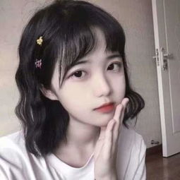 游客捡到崖下手机 发现树上挂个人